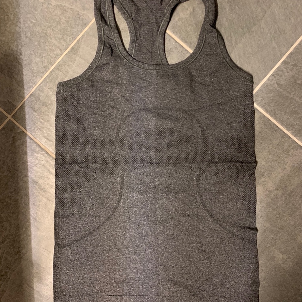 gray lululemon tank top